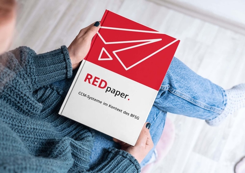 Frau mit Buch auf dem Schoß mit dem Titel "CCM-Systeme im Kontext des BFSG"
